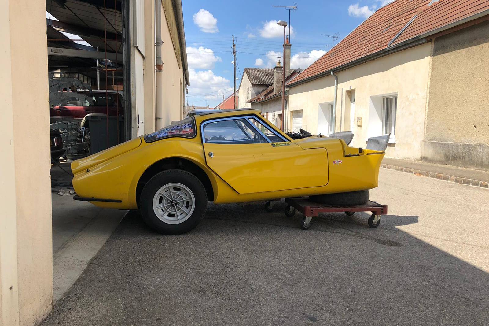 Retrograd, garage spécialisé en restauration de voiture et moto ancienne toutes marques, garage restauration Land Rover, Land Rover rebuilt, restauration voiture, restauration moto
