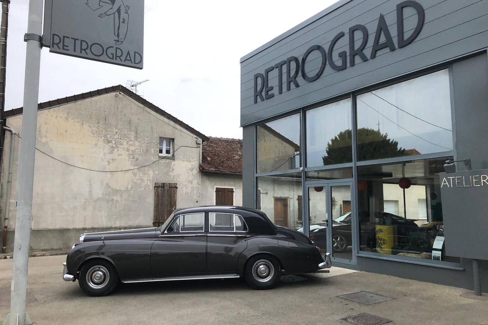 Retrograd, garage spécialisé en restauration de voiture et moto ancienne toutes marques, garage restauration Land Rover, Land Rover rebuilt, restauration voiture, restauration moto