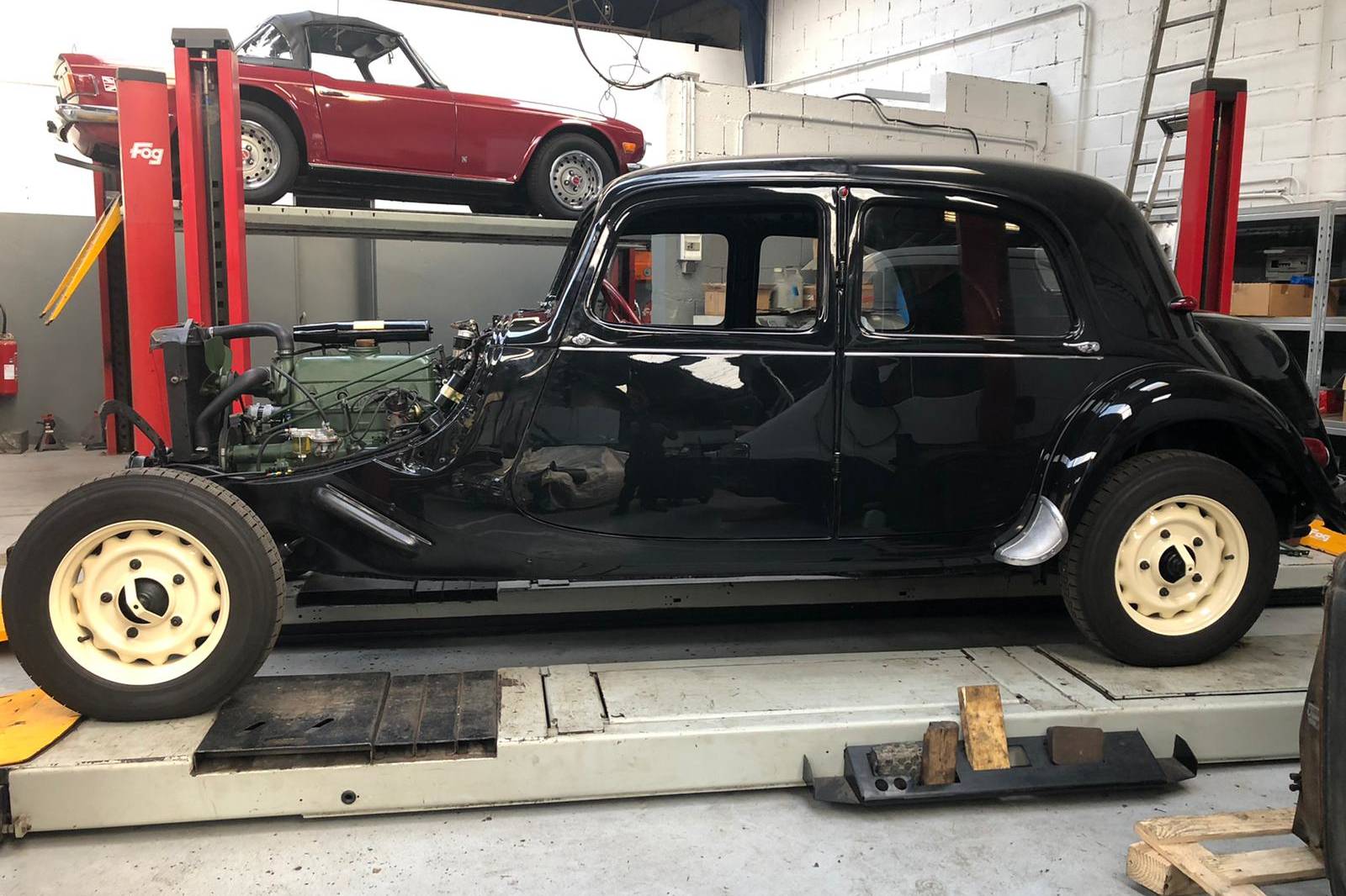 Retrograd, garage spécialisé en restauration de voiture et moto ancienne toutes marques, garage restauration Land Rover, Land Rover rebuilt, restauration voiture, restauration moto