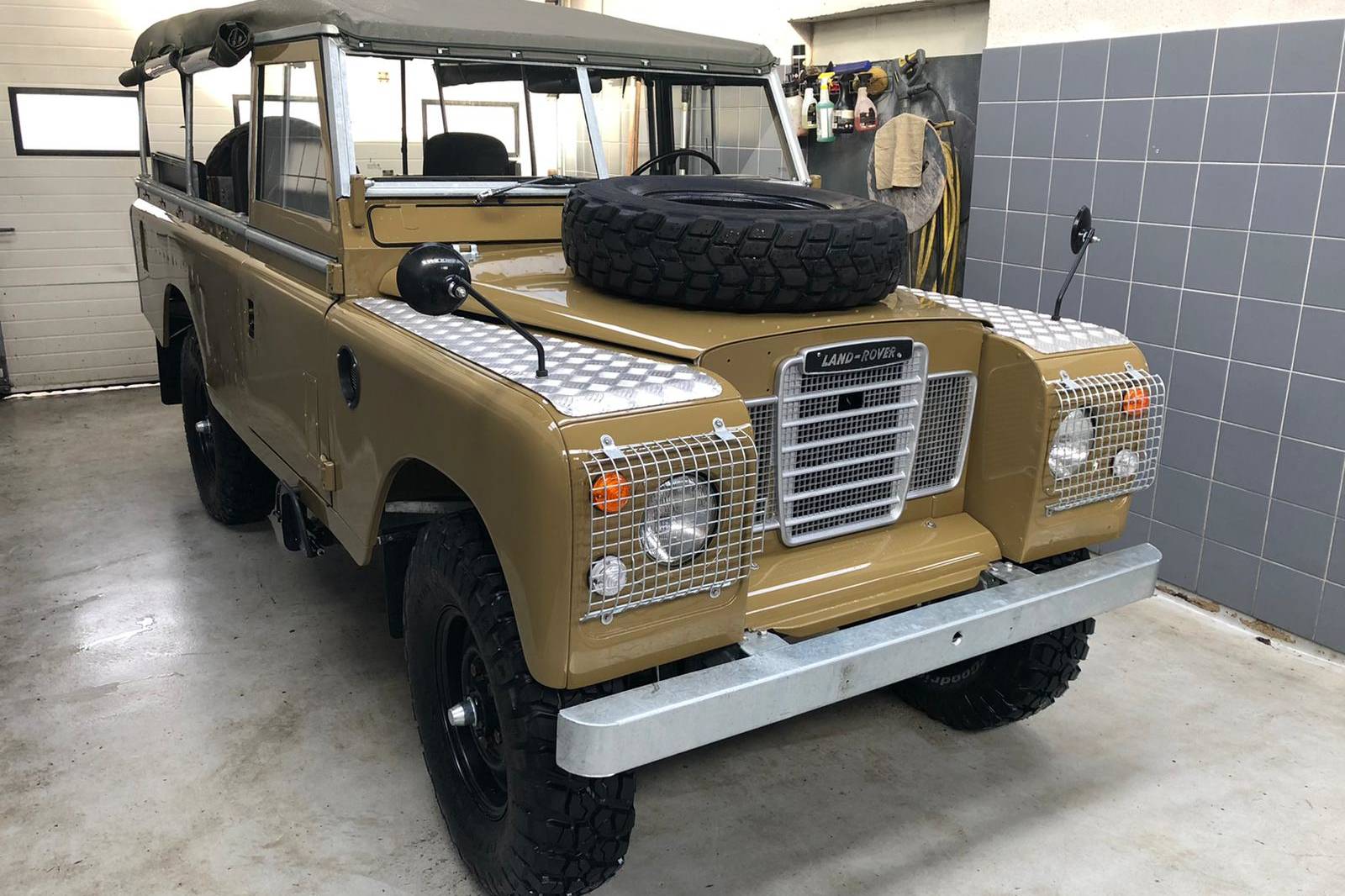 Retrograd, garage spécialisé en restauration de voiture et moto ancienne toutes marques, garage restauration Land Rover, Land Rover rebuilt, restauration voiture, restauration moto