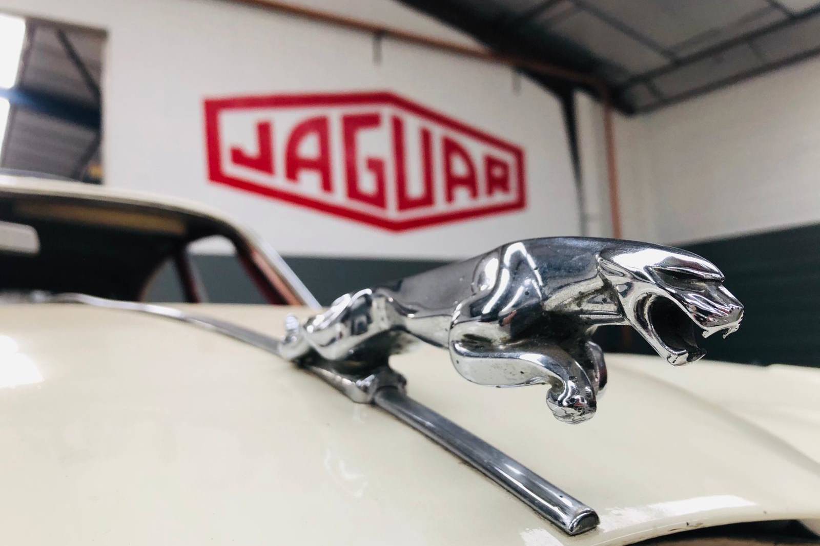 Retrograd, garage spécialisé en restauration de voiture et moto ancienne toutes marques, garage restauration Land Rover, Land Rover rebuilt, restauration voiture, restauration moto