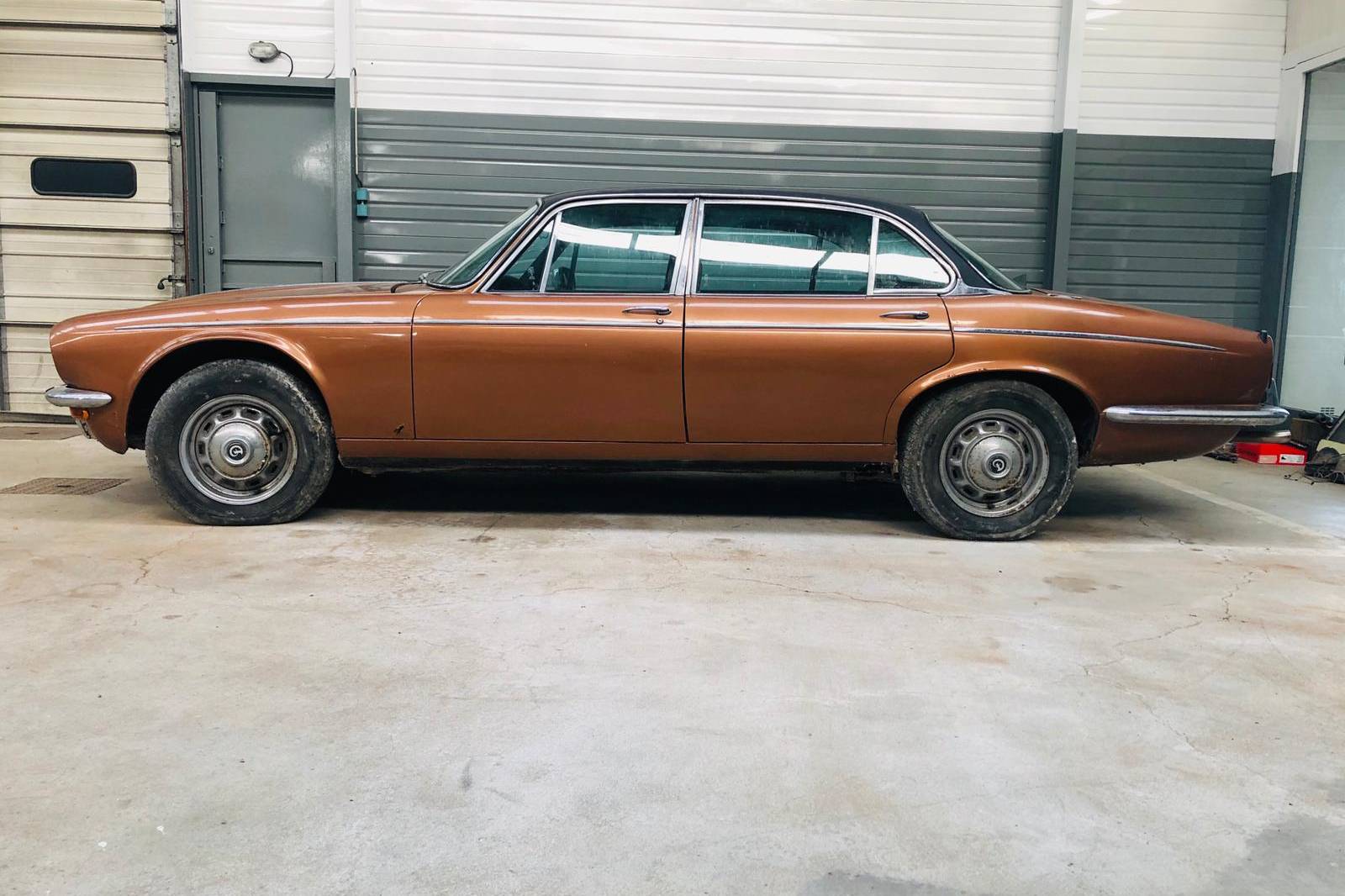 Retrograd, garage spécialisé en restauration de voiture et moto ancienne toutes marques, garage restauration Land Rover, Land Rover rebuilt, restauration voiture, restauration moto