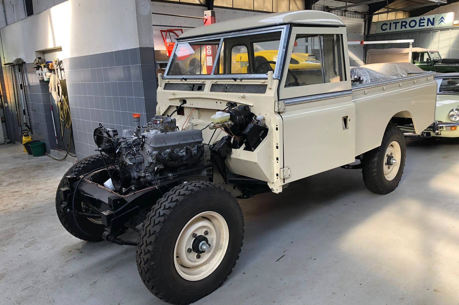 Retrograd, garage spécialisé en restauration de voiture et moto ancienne toutes marques, garage restauration Land Rover, Land Rover rebuilt, restauration voiture, restauration moto