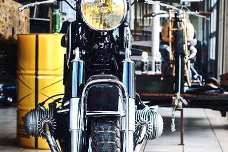 Retrograd, garage spécialisé en restauration de voiture et moto ancienne toutes marques, garage restauration Land Rover, Land Rover rebuilt, restauration voiture, restauration moto