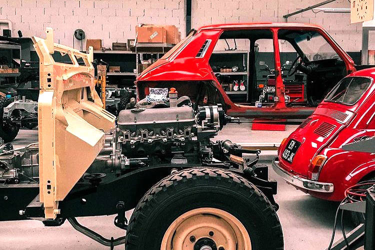 Retrograd, garage spécialisé en restauration de voiture et moto ancienne toutes marques, garage restauration Land Rover, Land Rover rebuilt, restauration voiture, restauration moto